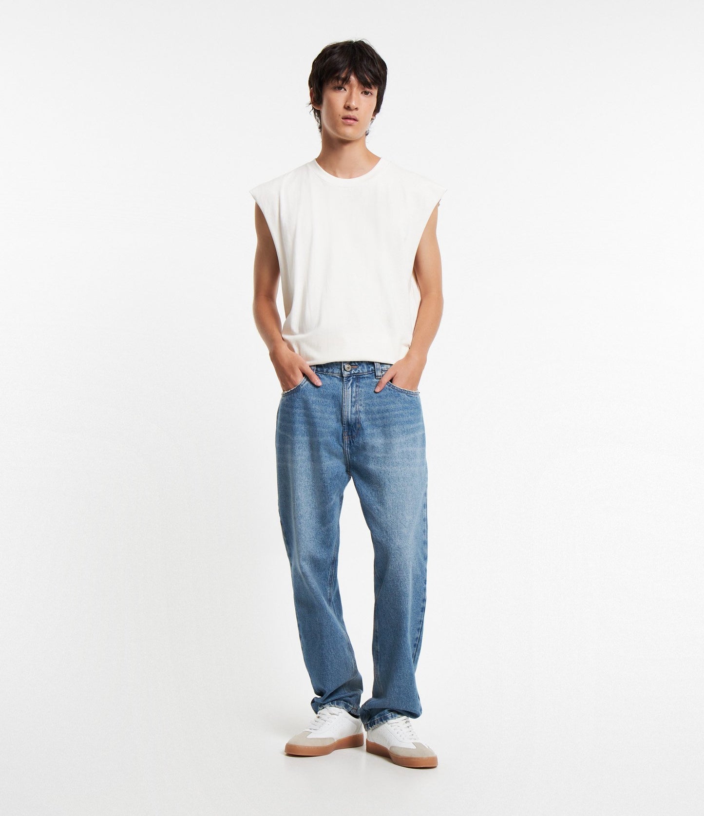 Jeans dritti e larghi con lavaggio sporco e tasche blu