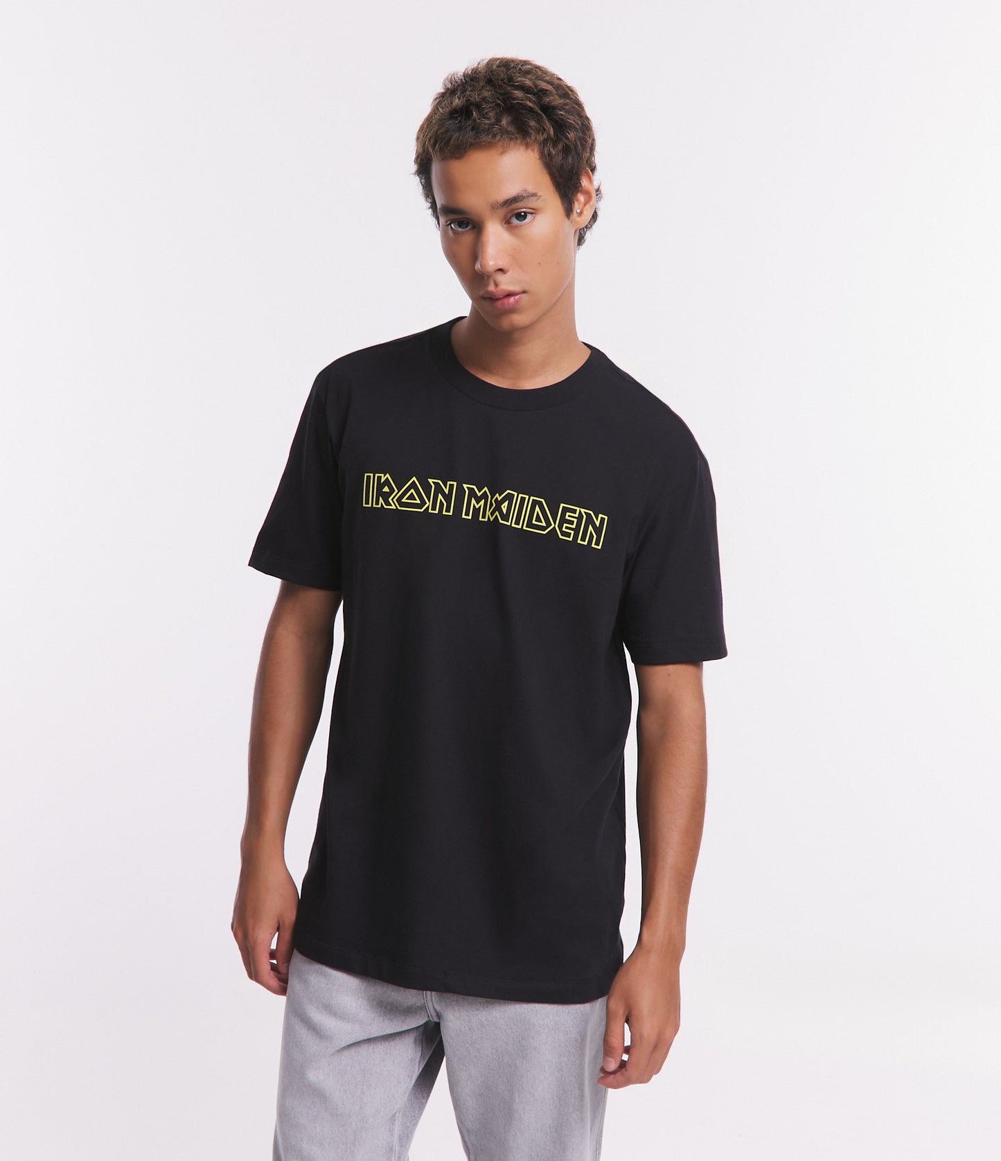 Camiseta Comfort preta com estampa Iron Maiden em tecido de malha macia