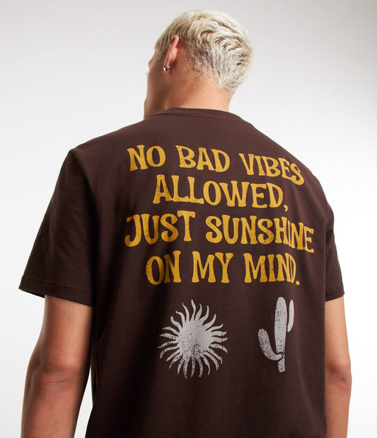 Camiseta de algodón Comfort con estampado No Bad Vibes en marrón