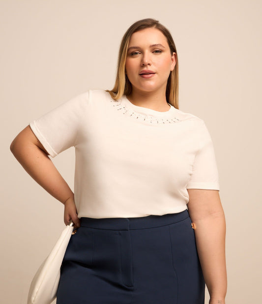 Blusa branca com strass e pérolas na gola, Curve & Plus Size
