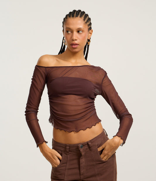 Blusa marrón de tul con hombros asimétricos superpuestos