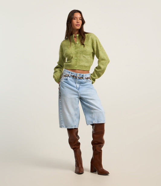 Bermudas de brim azul com recorte frontal