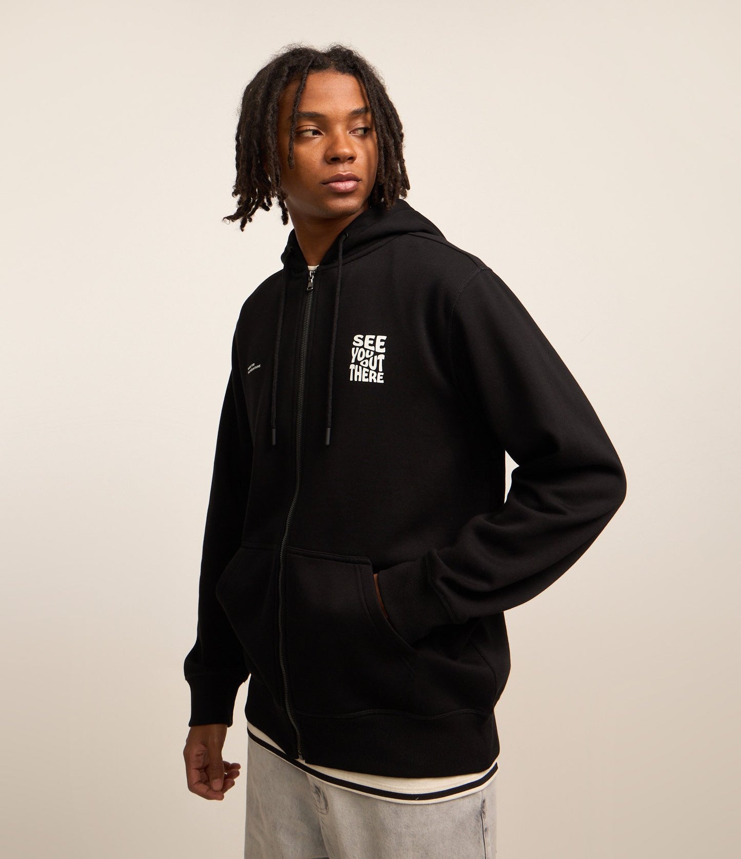 Felpa con cappuccio nera con stampa di scritte