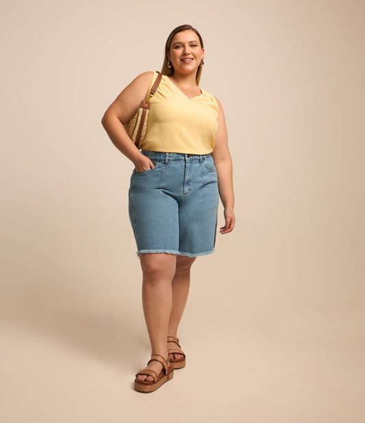 Pantaloncini di jeans dritti con tasche e orlo sfrangiato in blu