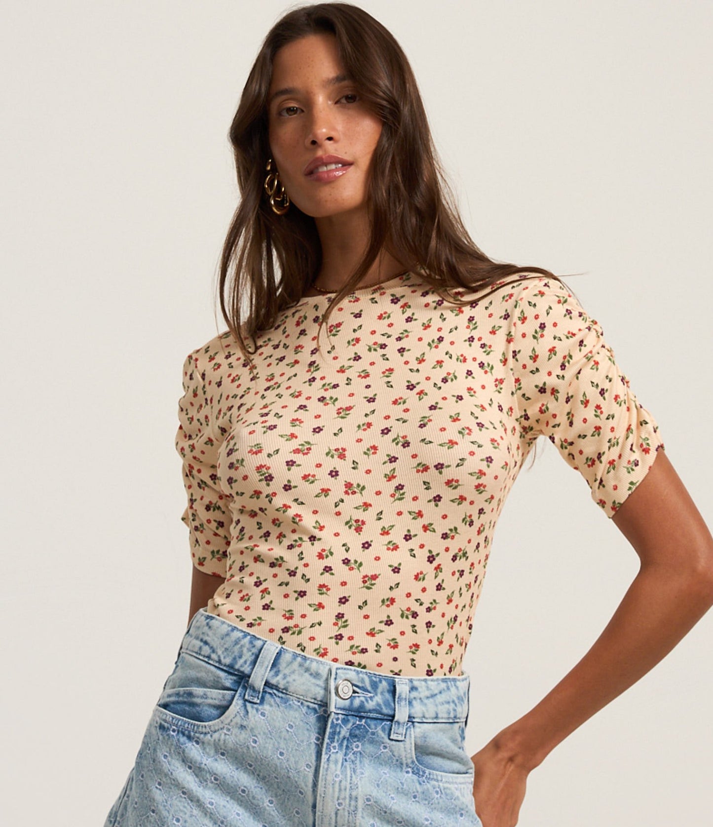 Blusa Canelada com Mangas Franzidas e Estampa Floral de Pérolas