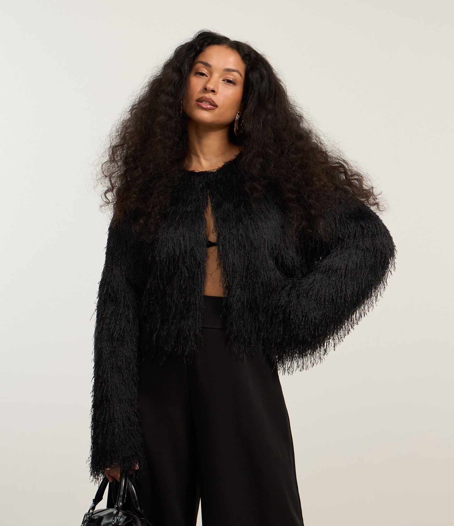 Abrigo corto de piel sintética texturizada negra con ganchos delanteros