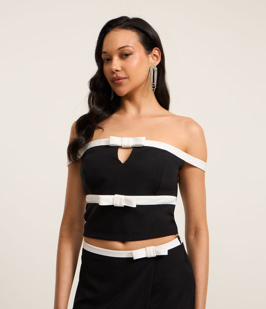 Camicetta sartoriale off-shoulder con spalline e fiocchi neri a contrasto