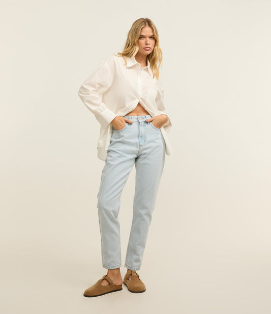 Calça jeans Mom em jeans de lavagem clara com bolsos azuis