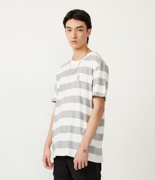 Camiseta de algodão com bordado e estampa de listras brancas