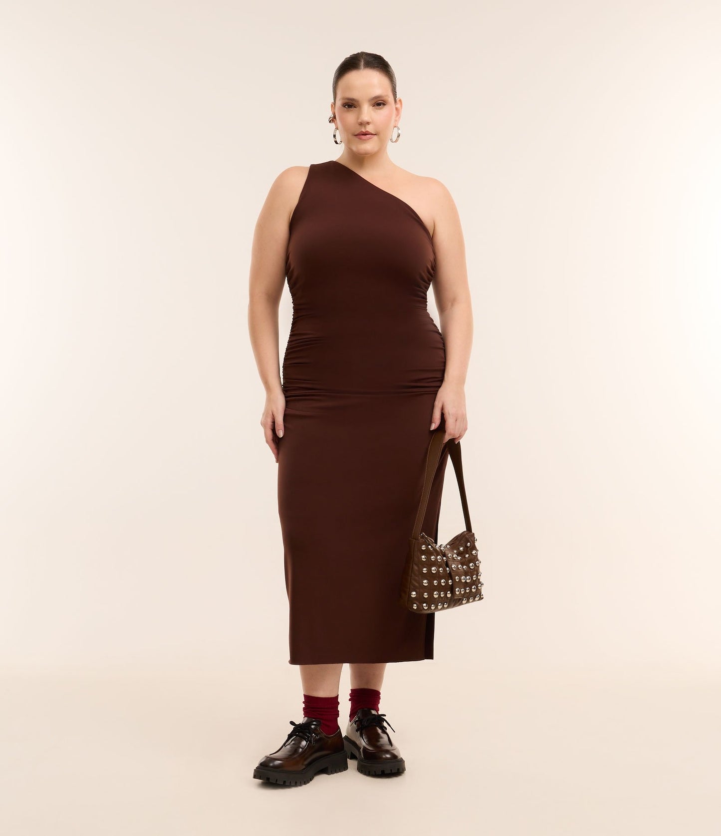 Vestito midi marrone monospalla con arricciatura laterale - Curve e taglie forti