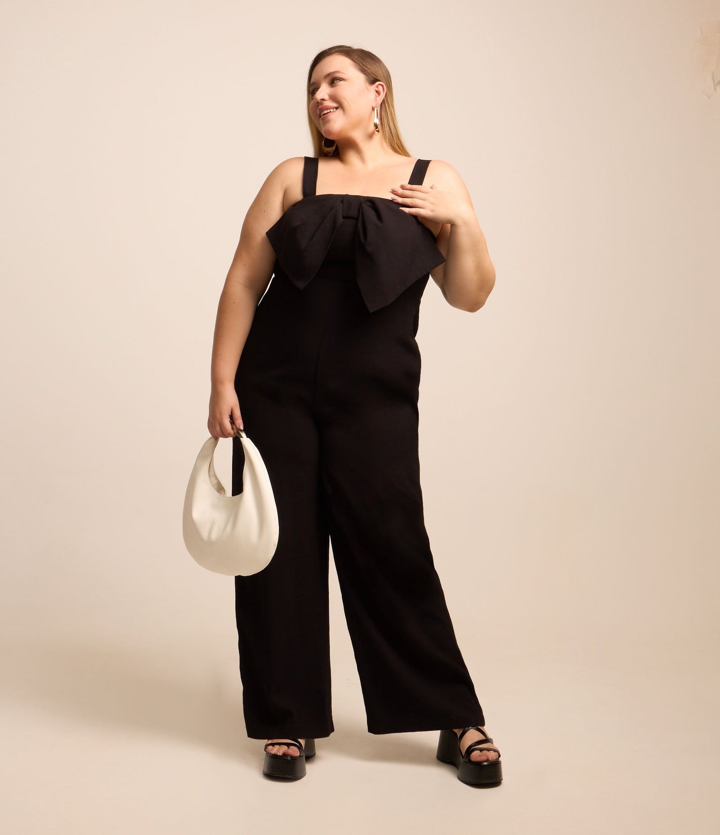 Macacão preto de pernas largas em viscose com laço - Curve e Plus Size