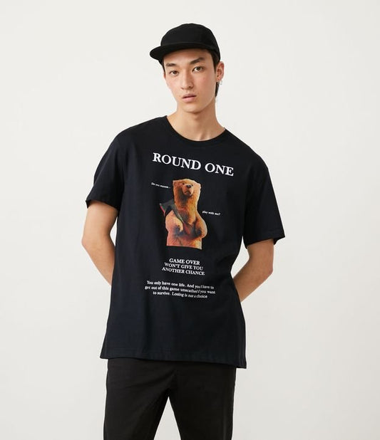 Camiseta de algodão preta com estampa "Round One