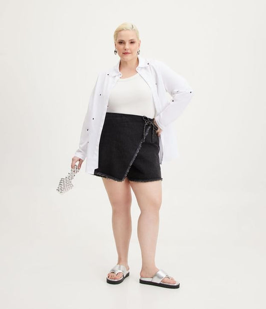 Falda corta vaquera negra con lazo lateral y ajuste regulable - Curvas y tallas grandes