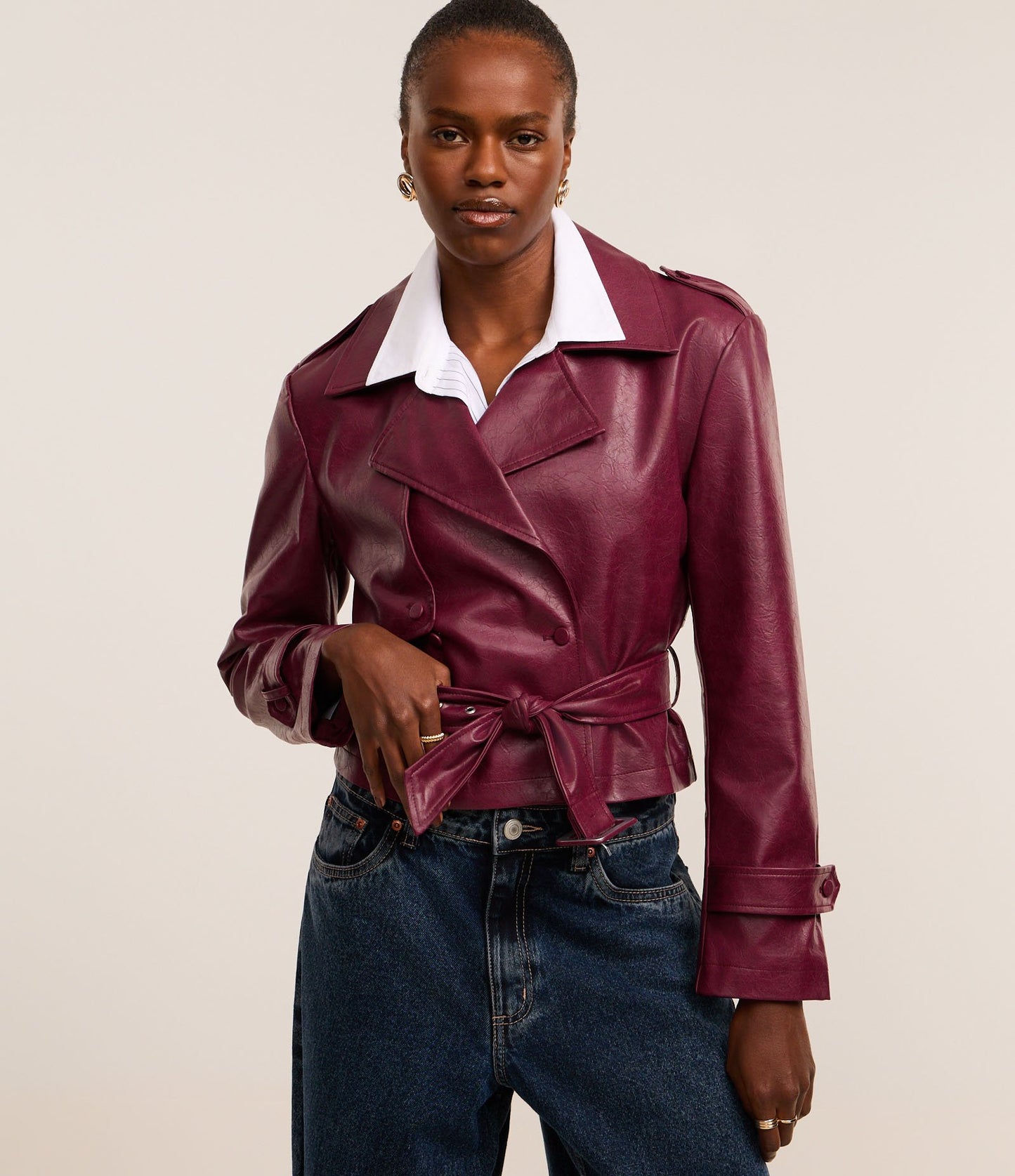 Jaqueta Biker de PU Bordô com Lapela de Colarinho e Fechamento com Fivela