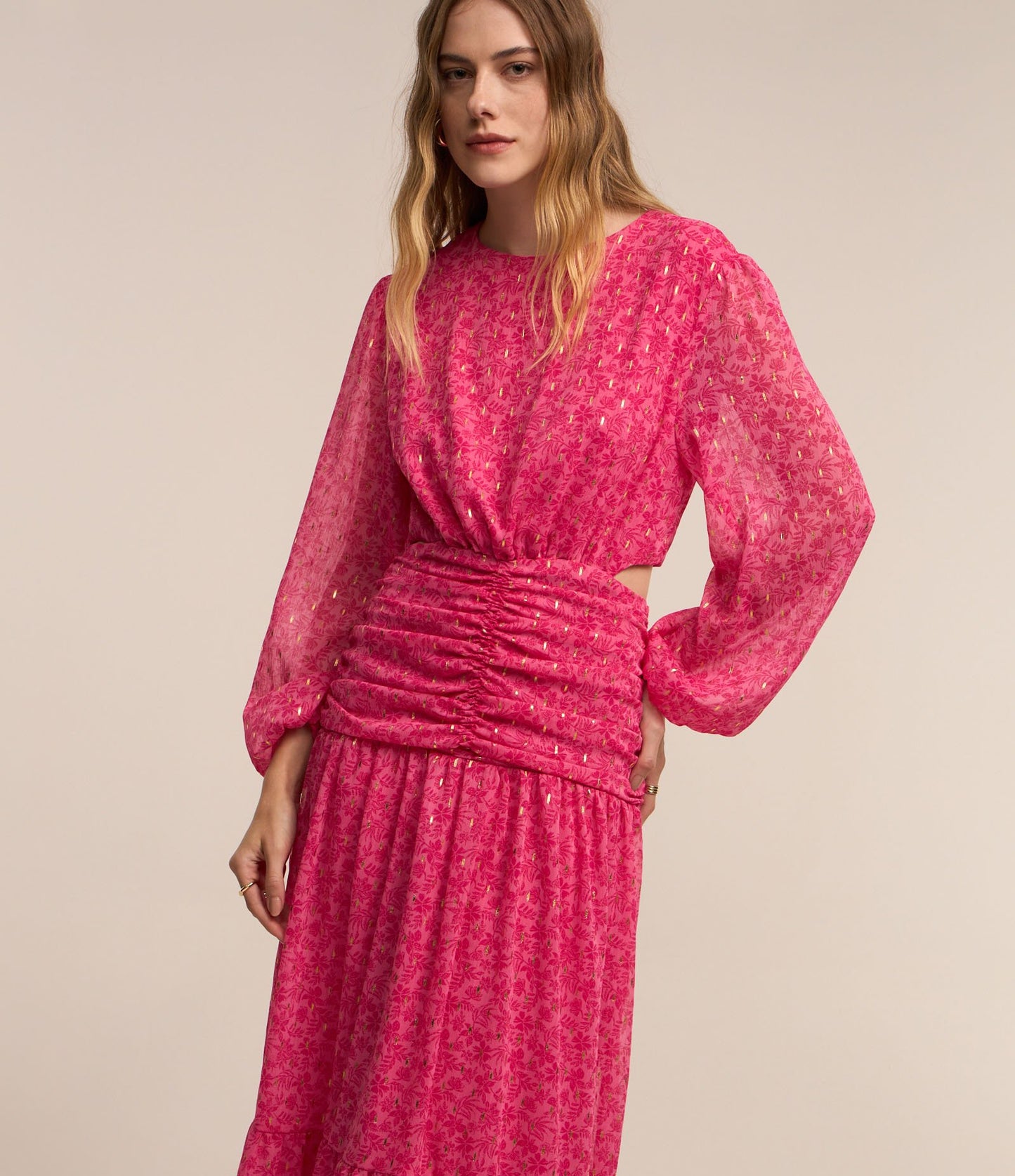 Abito in chiffon con dettaglio increspato in vita e stampa a foglie rosa
