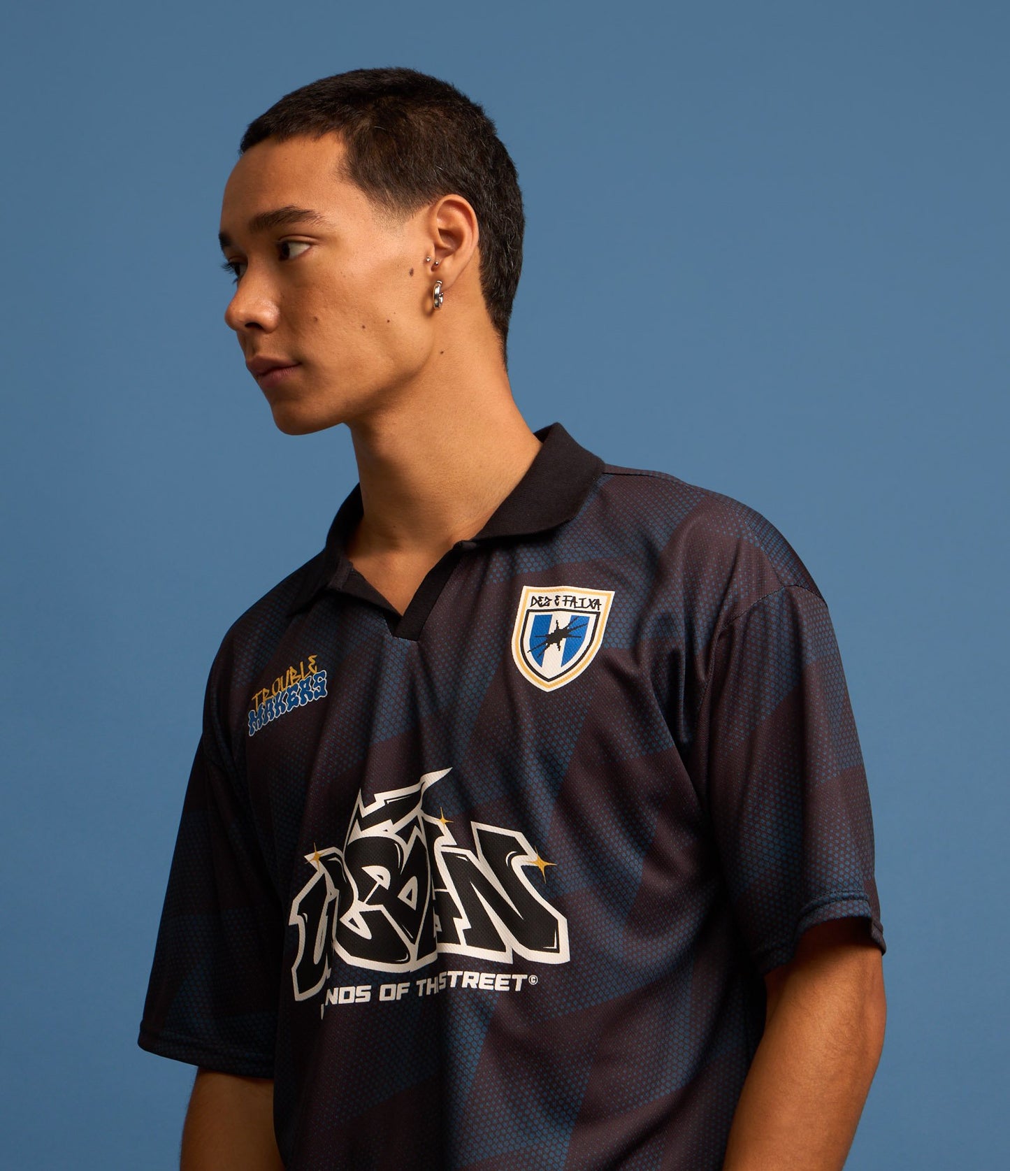 Camiseta Esportiva Azul Boxy com Gola Polo e Estampa "Trouble Makers"