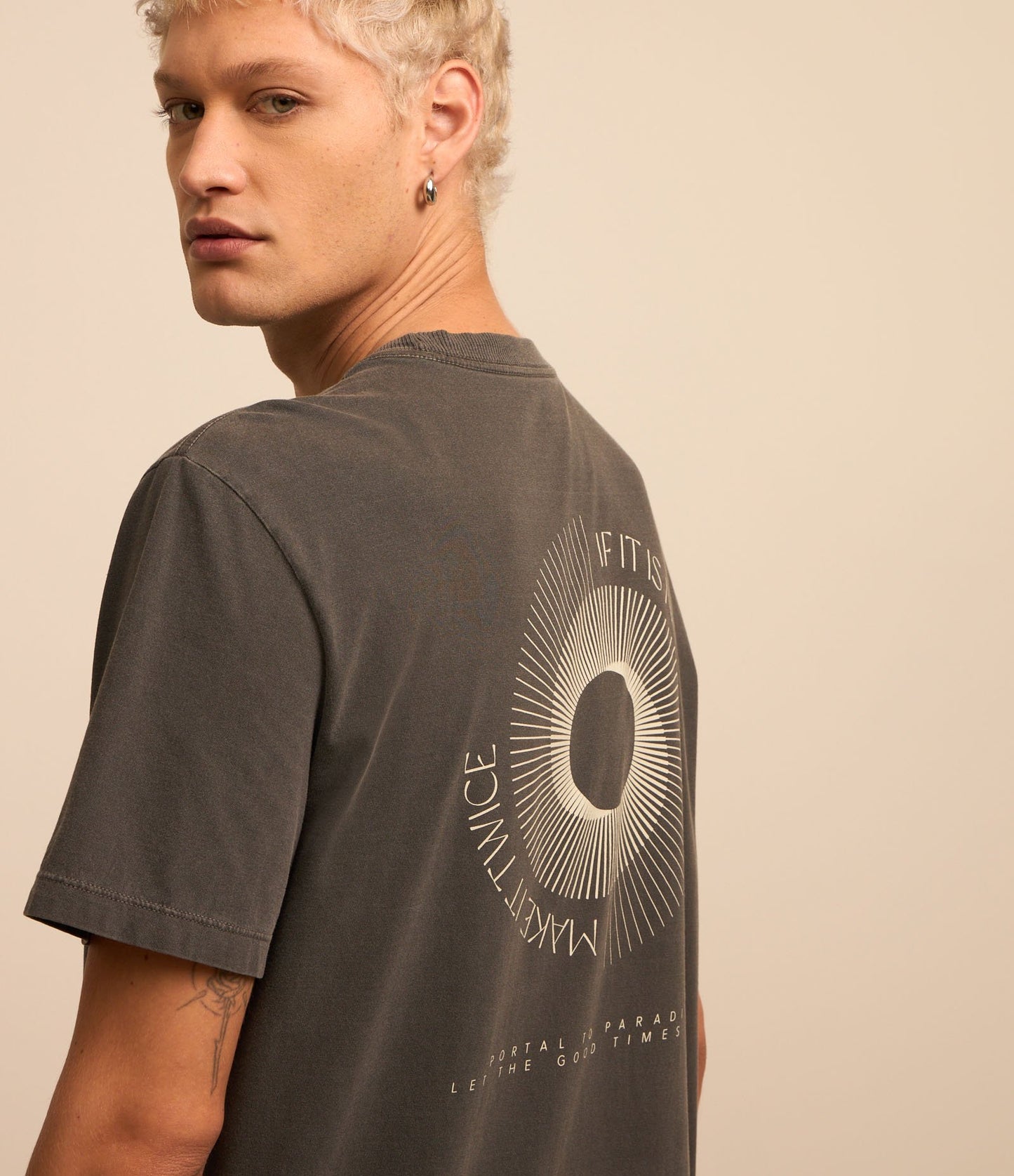 Camiseta de algodón Comfort en gris lavado con estampado de letras