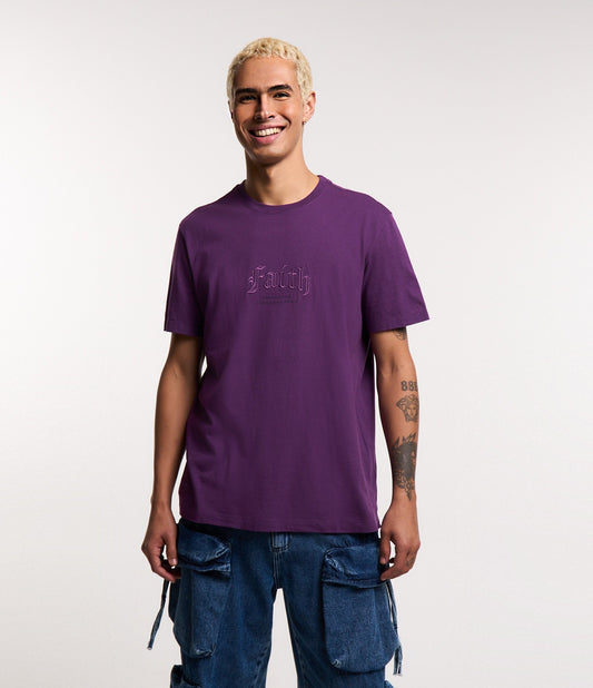 Camiseta Comfort Cotton com bordado "Faith" em roxo