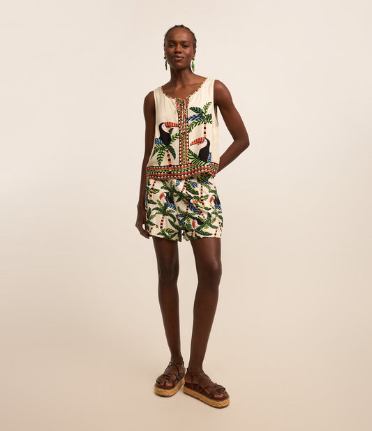 Shorts curtos de sarja com folhagem multicolorida e estampa de tucano