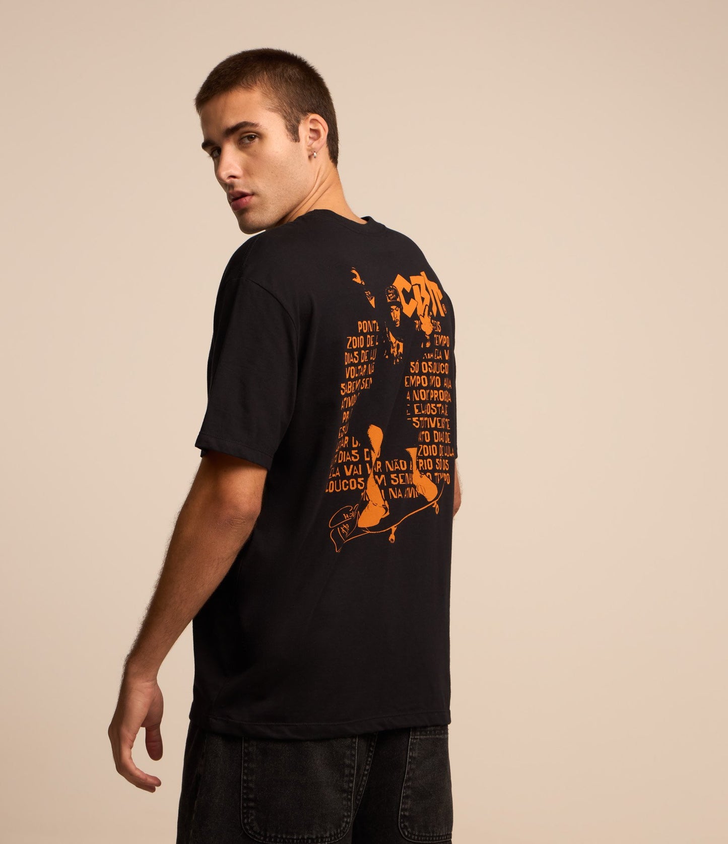 Maglietta in cotone dal taglio rilassato con stampa di Charlie Brown Jr. in nero