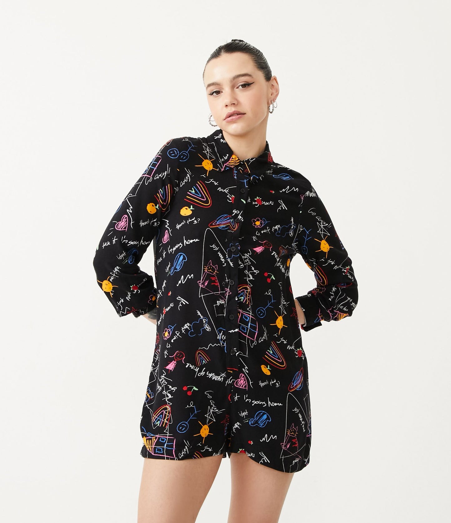 Romper de viscosa con estampado de garabatos de colores en negro
