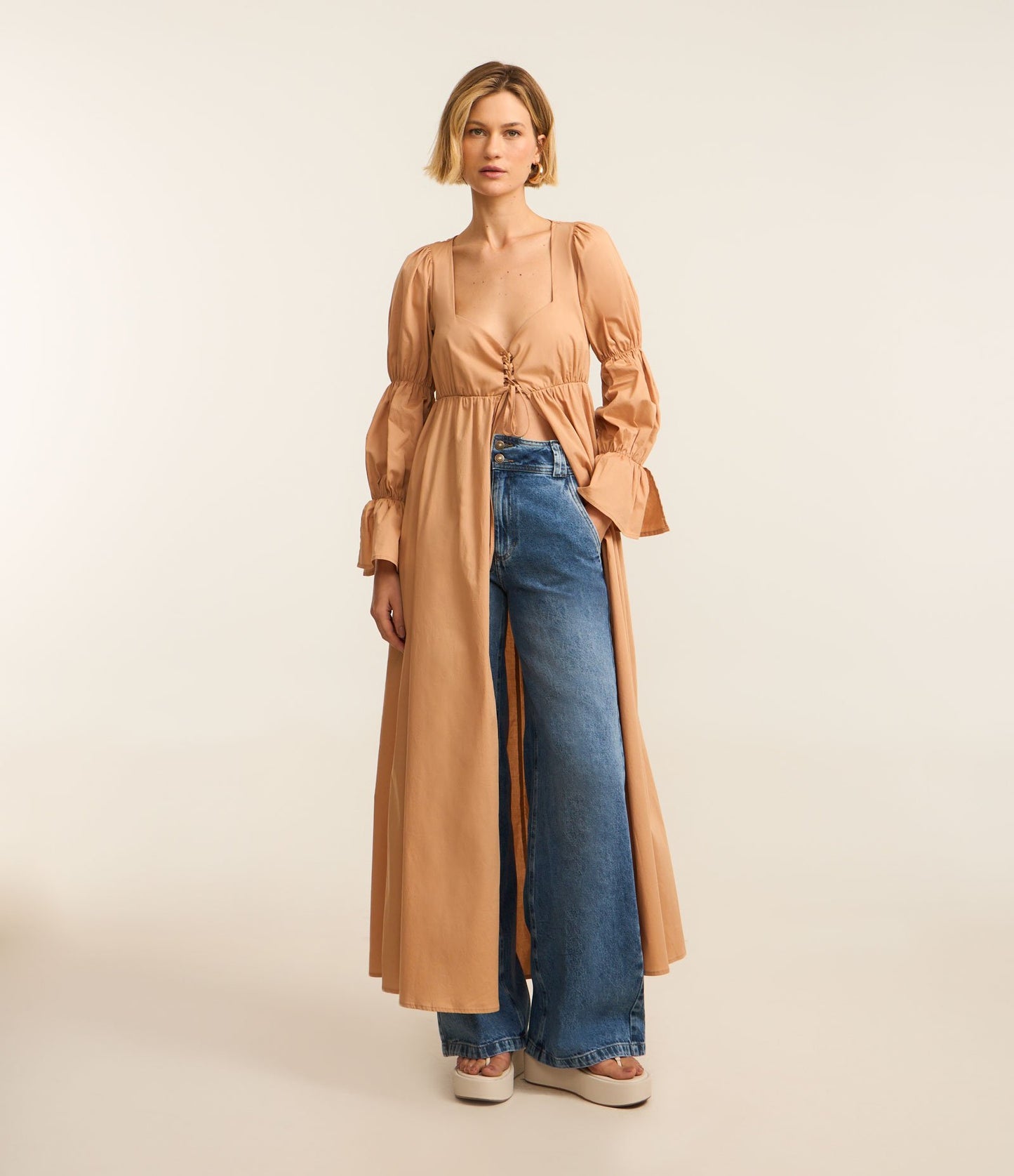 Blusa Longline Bege de Tricoline com Abertura Frontal e Detalhe de Amarração