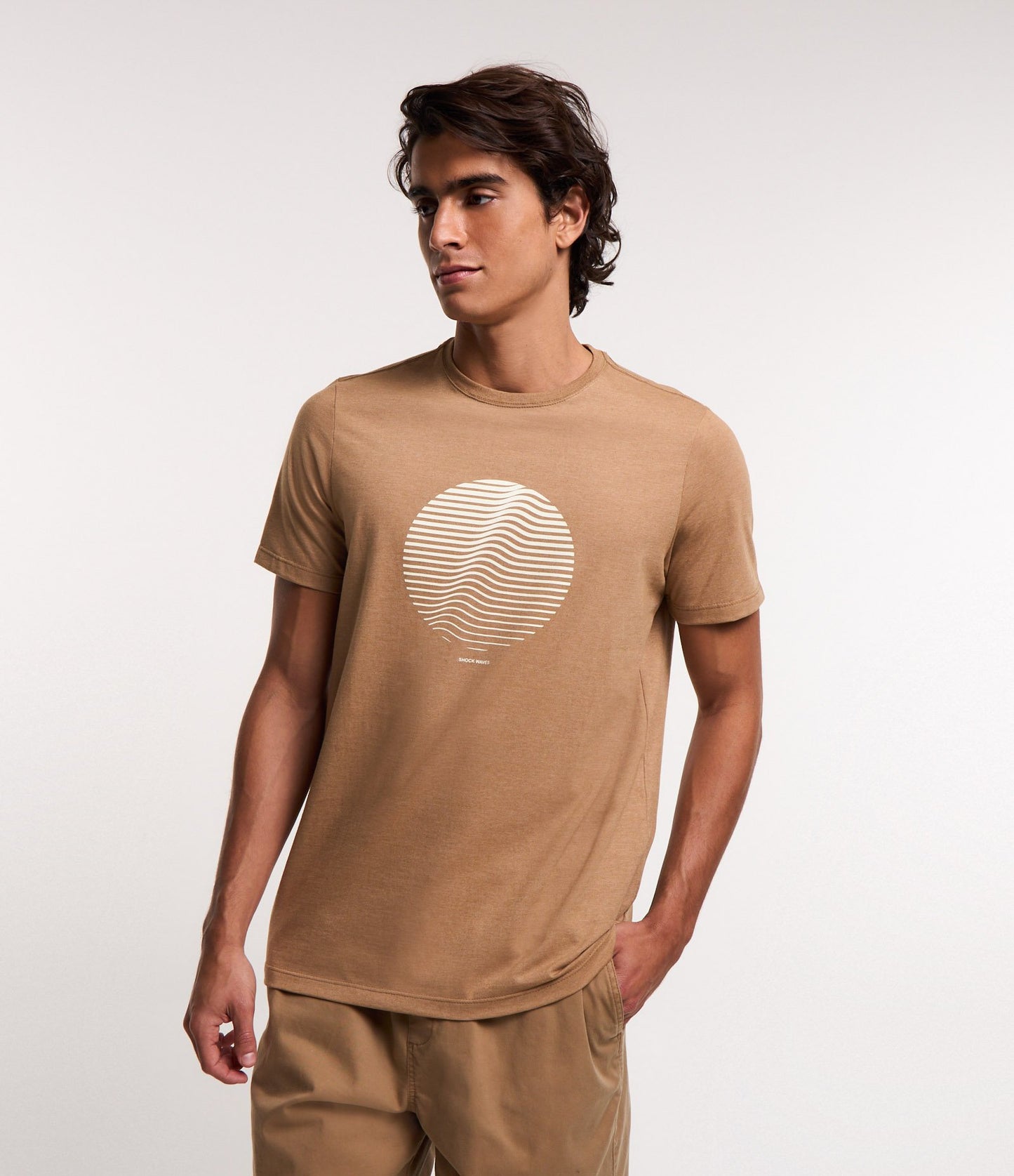 Camiseta regular de algodón con estampado de círculos ondulados marrones en la parte delantera