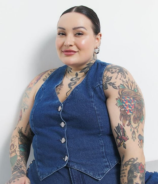 Curve & Plus Jessica Lopes Collection Colete de brim azul com botões na frente