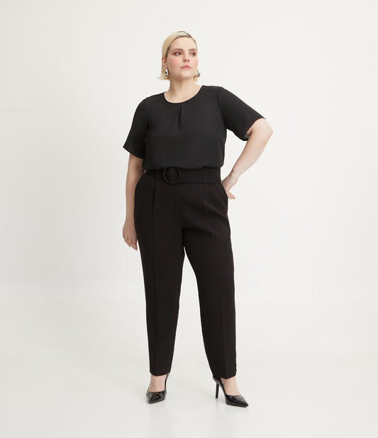 Pantalón de crepé de corte zanahoria con cinturón estructurado y forro, Curvas y tallas grandes, Negro