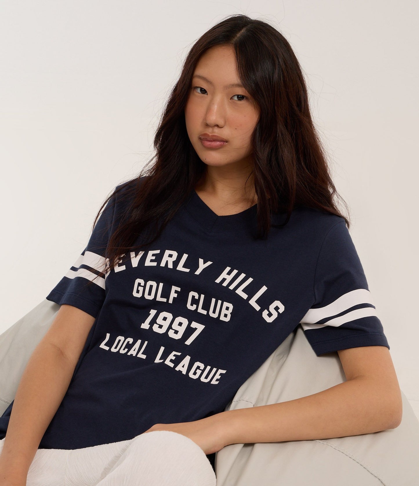 Maglietta Collegiale blu con stampa a lettere e maniche a righe