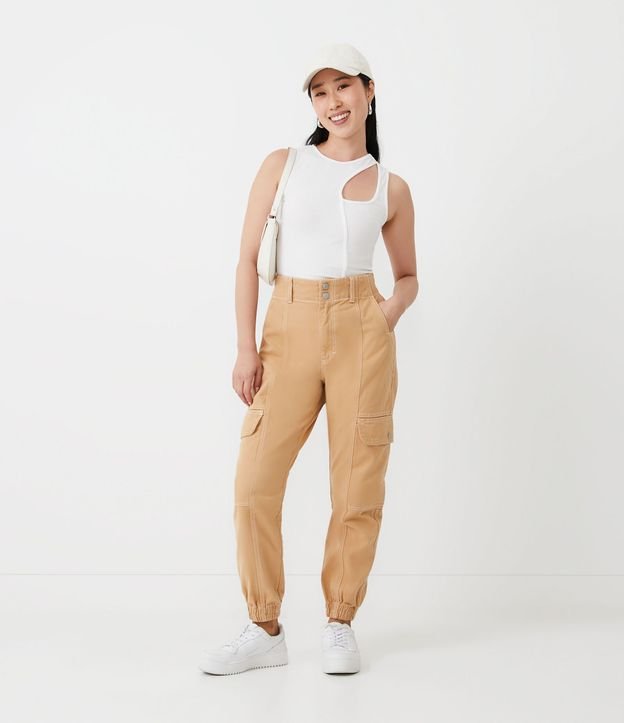 Calça Jogger de sarja marrom com bolso lateral