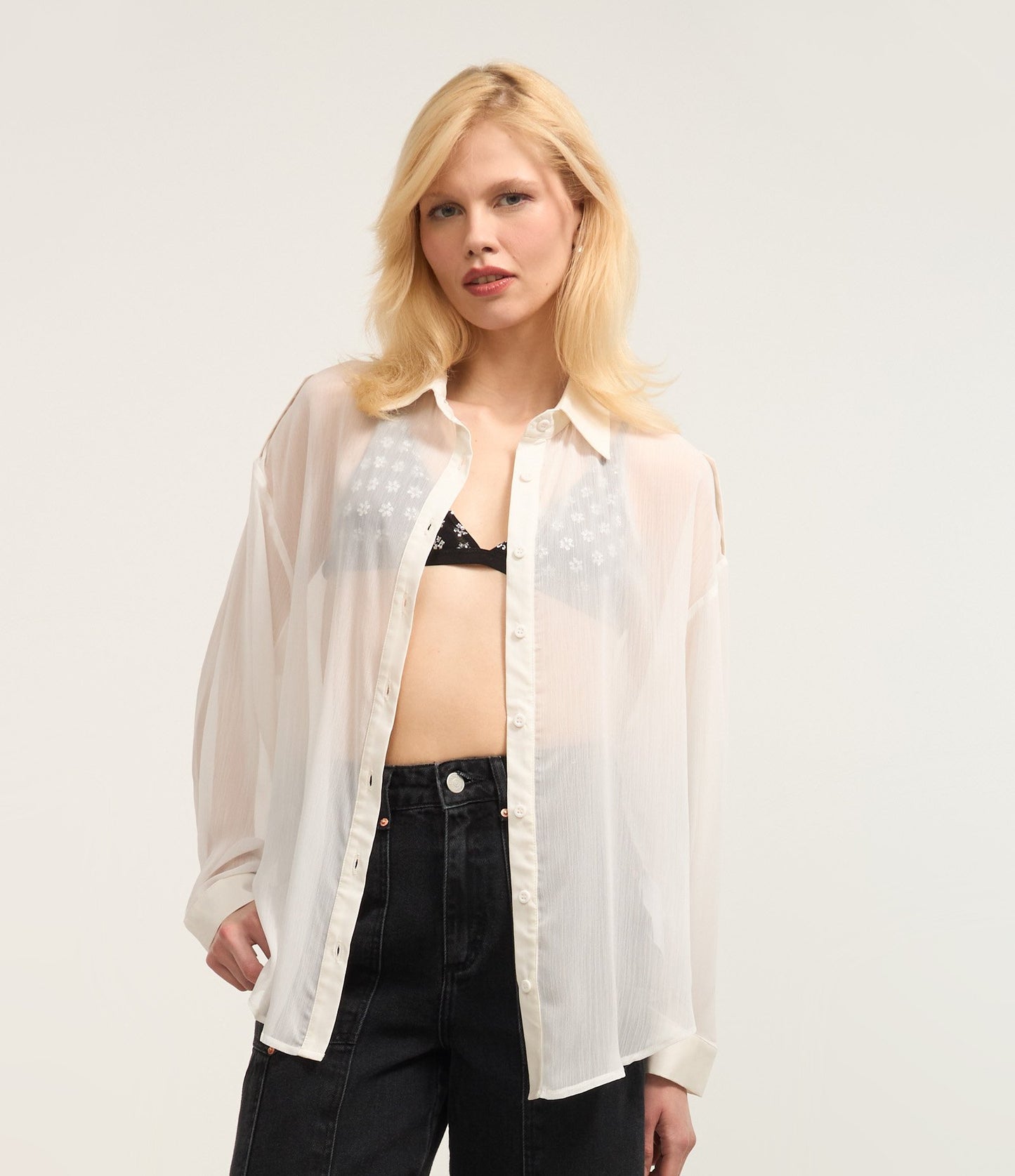 Camisa Transparente Oversized de Chiffon com Botões Brancos