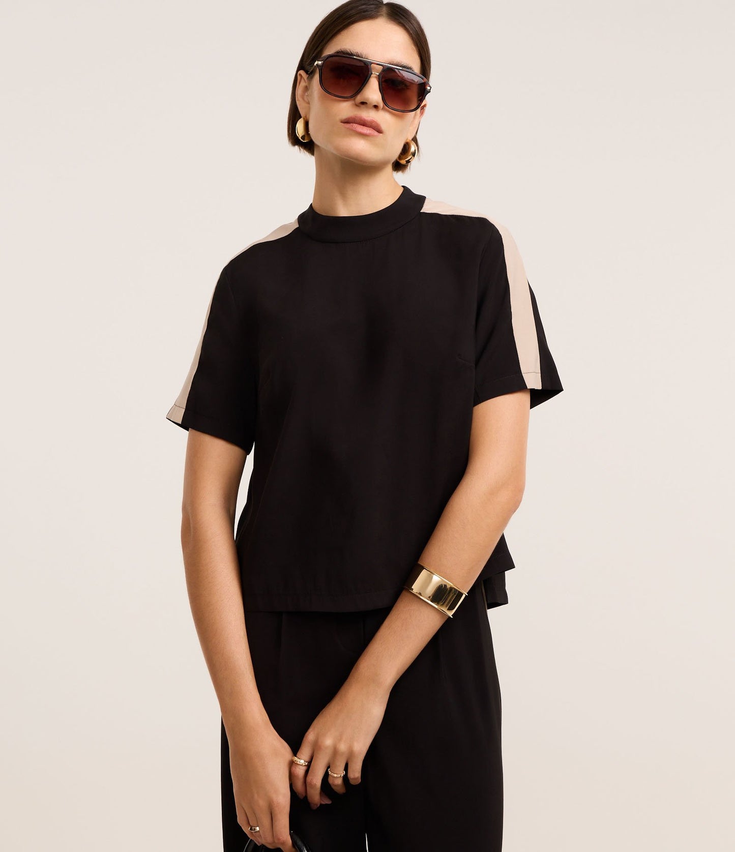 Camicetta in crepe con colletto alla mandarina e maniche nere a contrasto