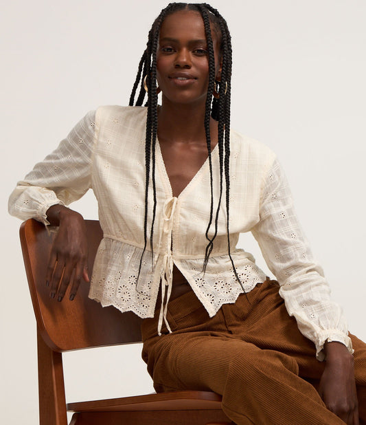 Blusa Laise Beige Corta con Bordado y Lazo Delantero