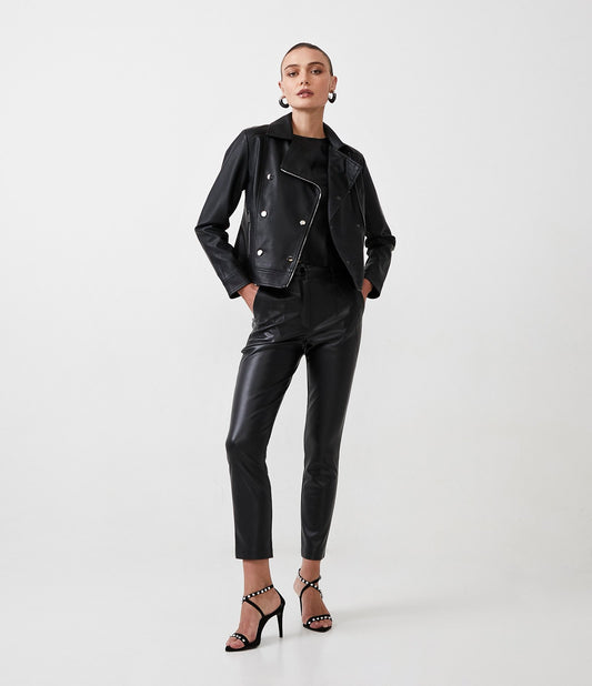 Calça Black Carrot em material sintético com detalhes costurados na parte superior