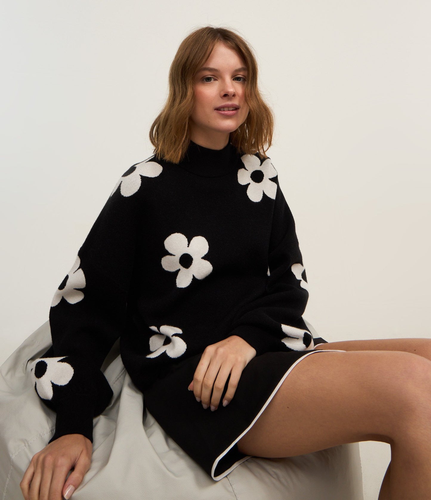 Suéter Jacquard Preto com Estampa de Margaridas