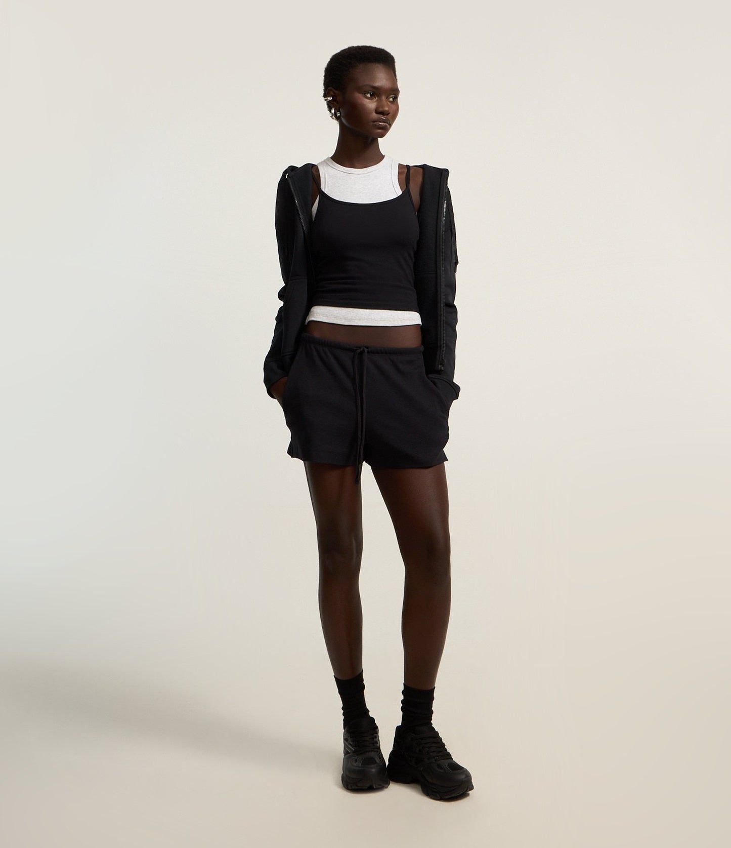 Shorts básicos pretos com nervuras e amarração na cintura