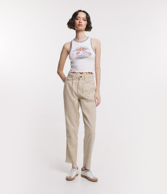 Jeans mom bege com pregas e bainha com punhos