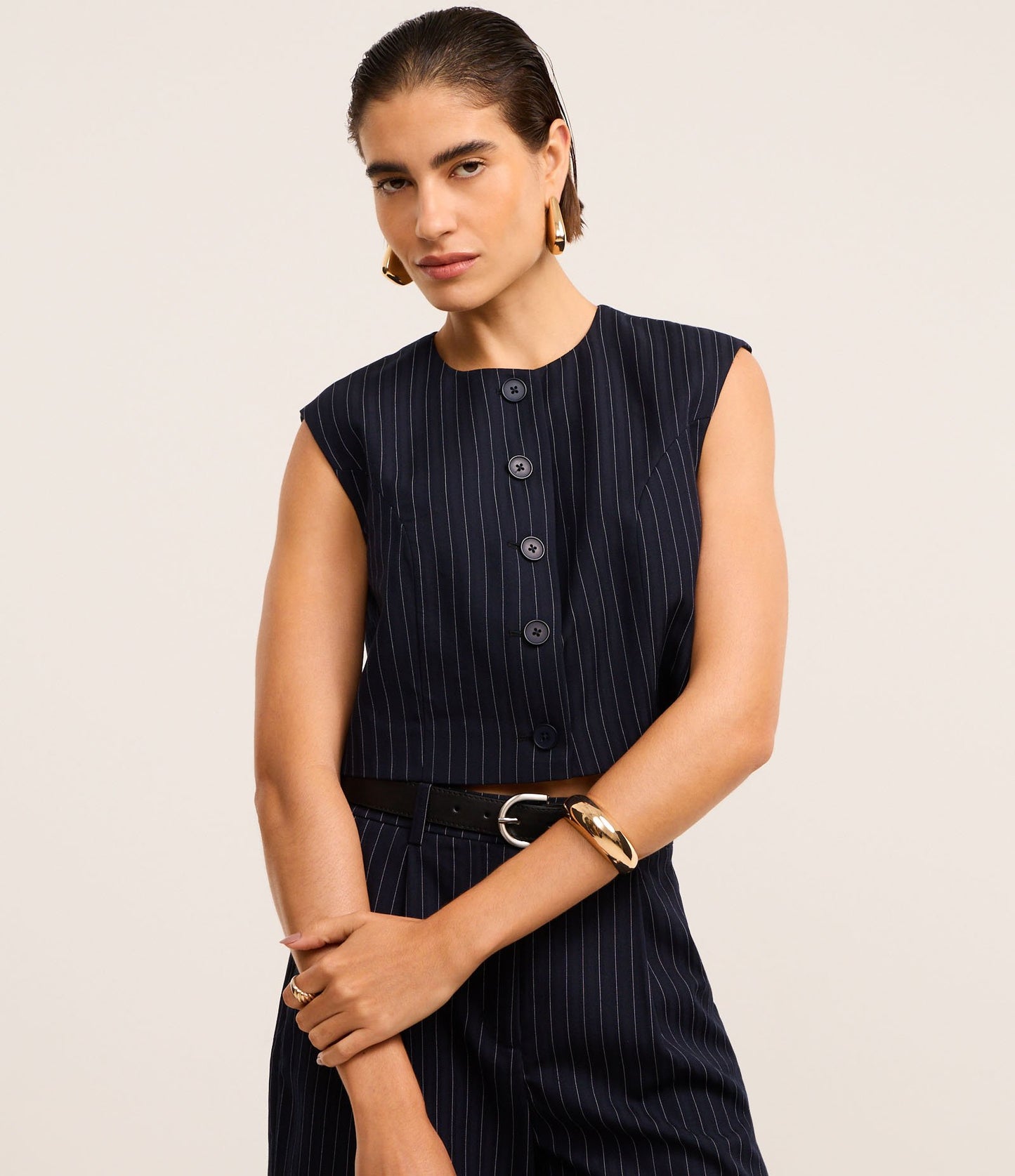 Camicetta sartoriale con gessato metallico e bottoni blu scuro