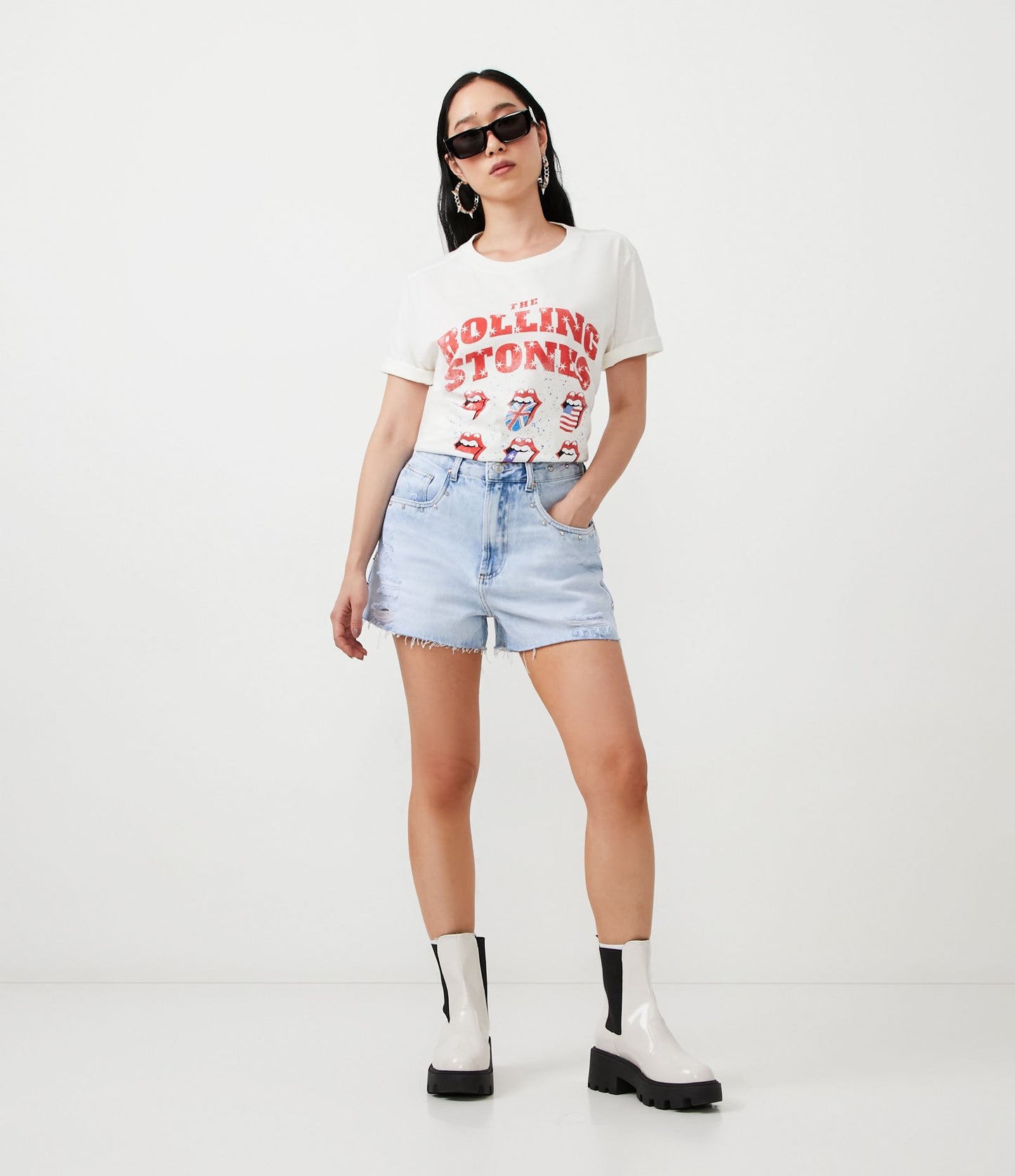 Shorts jeans de cintura alta e desgastados com tachas em azul