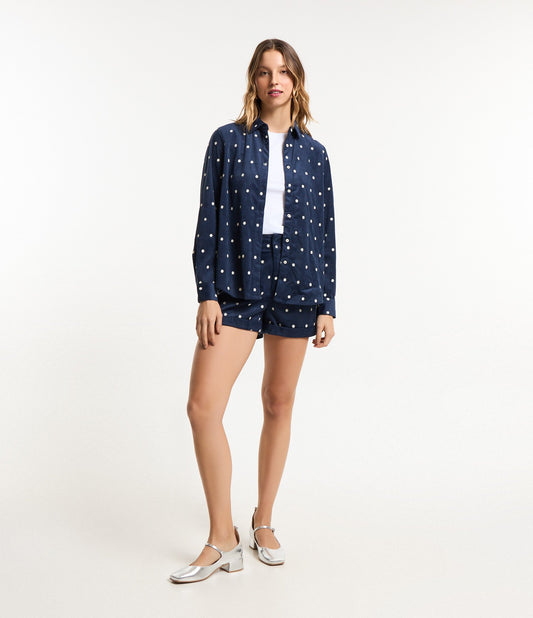 Shorts de veludo cotelê com bainha enrolada e bordado azul