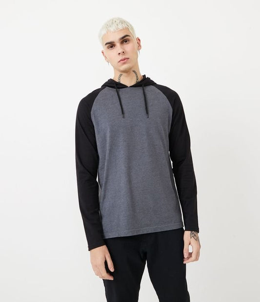Maglietta Basic nera con maniche raglan e cappuccio