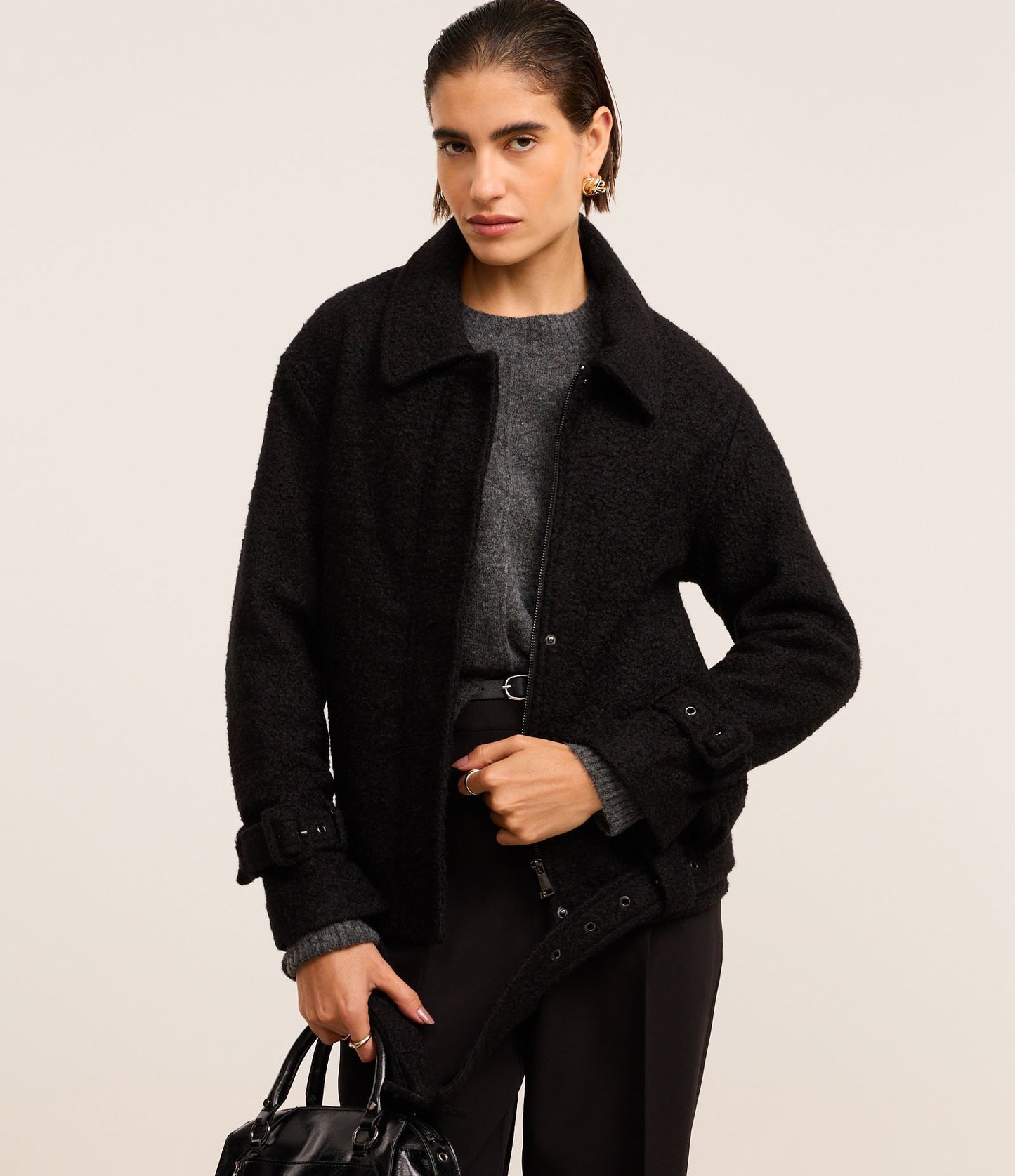 Jaqueta Bouclé Preta com Fivela nos Punhos e Barra