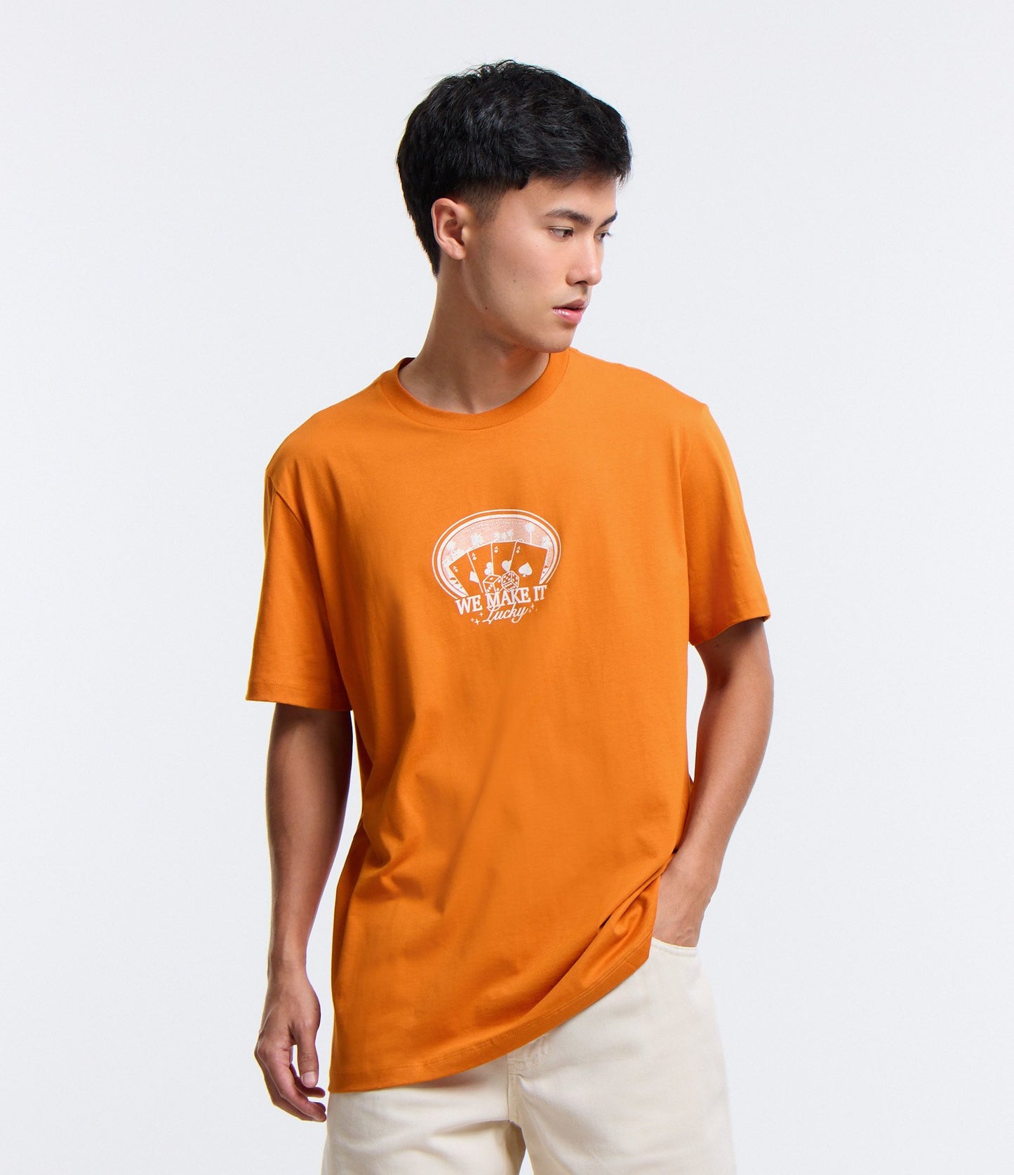 Camiseta Comfort Cotton com estampa laranja "We Make It Lucky" (Nós damos sorte)
