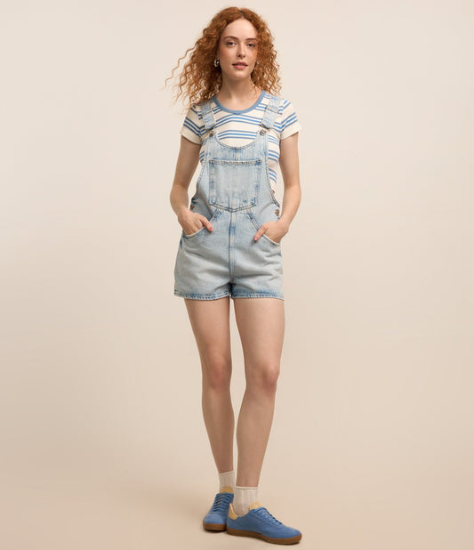 Salopette corta in denim con lavaggio marmorizzato blu e tasca a canguro