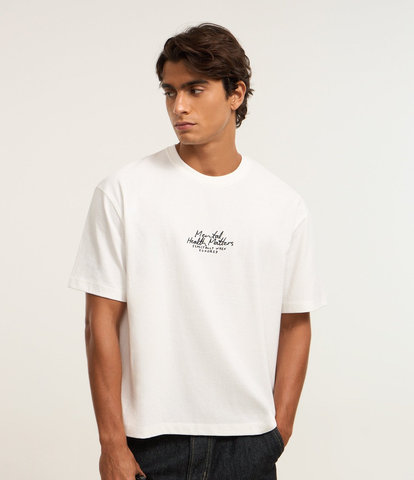 Camiseta de algodón Comfort con estampado de letras blancas