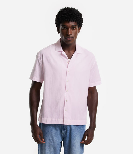 Camisa com textura relaxada rosa claro e cavas caídas