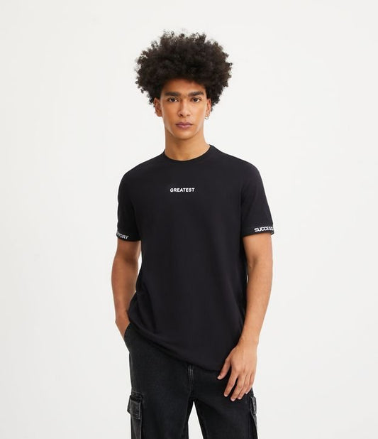 Camiseta de ajuste regular com estampa "Greatest" e letras na manga - Preto