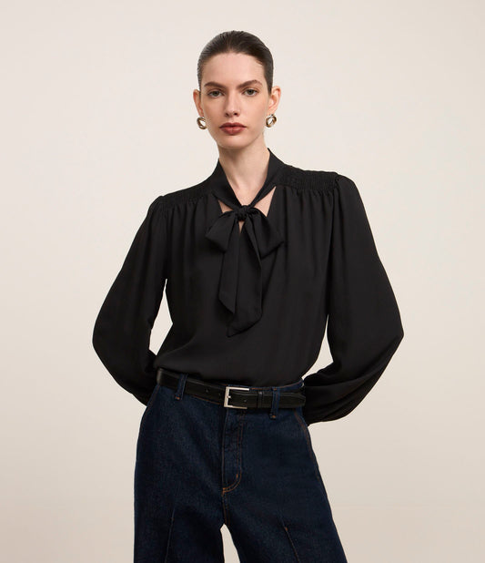 Blusa de Crepe com Gola de Laço e Detalhes Plissados em Preto