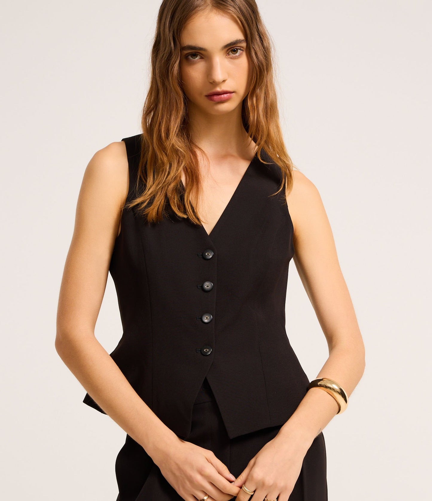 Chaleco sastre con botones y detalle en V negro